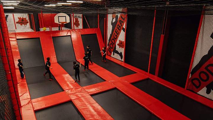 basket sur trampoline
